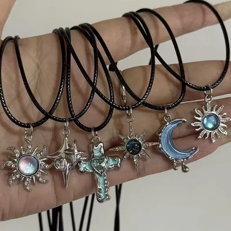 Set di Collane con Ciondolo Gotico Y2K Sole Luna Croce, Collane con Ciondolo a Stella Tono Argento e Cordino Nero per Donna, Stile E-girl Streetwear