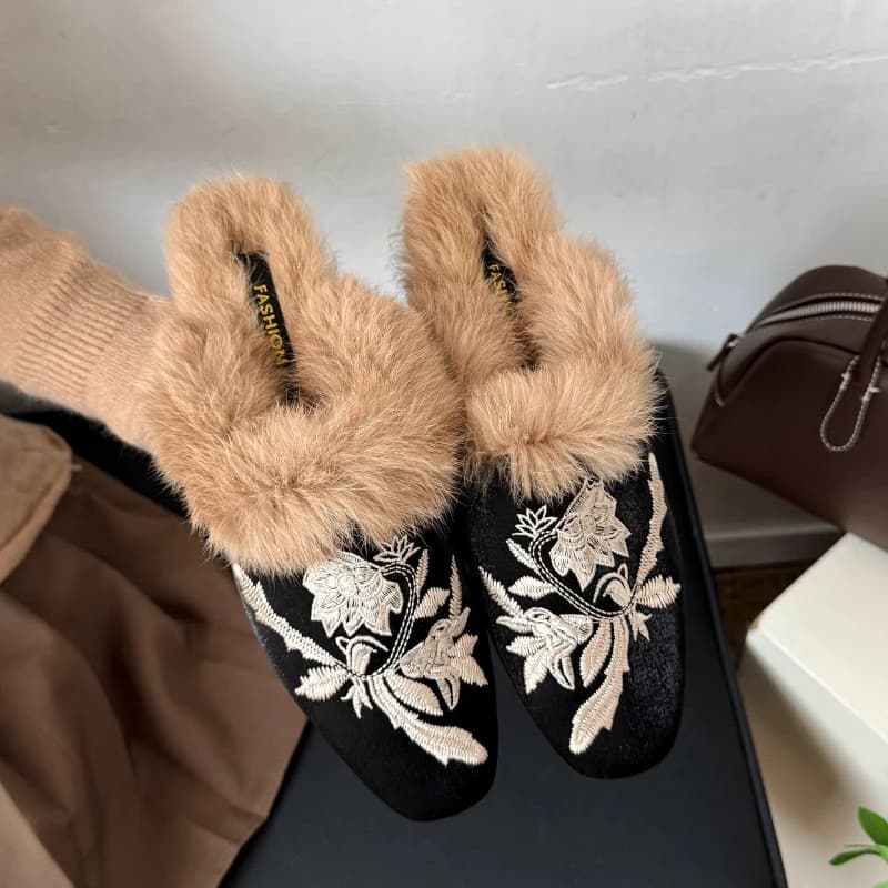 Mezze pantofole da donna di grandi dimensioni invernali nuove pantofole in cotone con suola morbida in peluche antiscivolo scarpe calde comfort ricamate alla moda