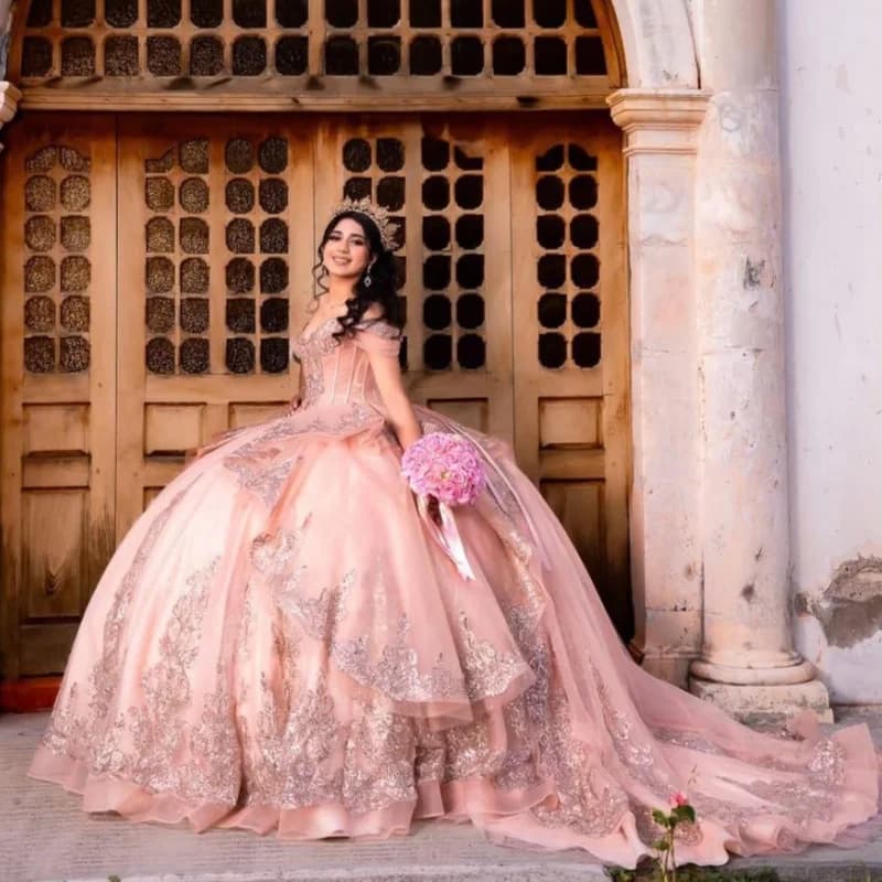 Abito Quinceanera rosa lucido Stratificazione di pizzo glitter di cristallo decalcomania fiore 3D Coda lunga abiti da 15 Quinceanera Personalizzato