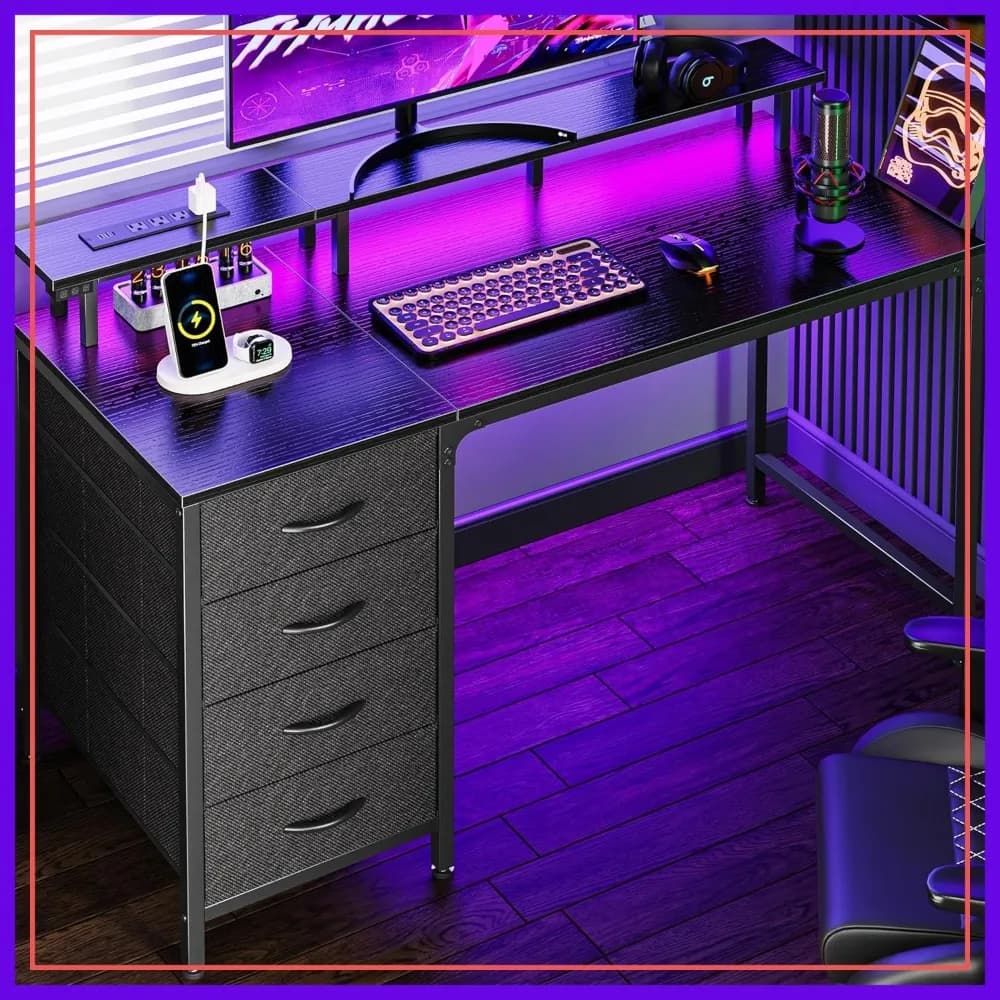 Scrivania per Computer da 47 Pollici con Prese di Corrente e Luci LED, Scrivania da Gaming con 4 Cassetti, Scrivania da Ufficio con Supporto per Monitor, Nera