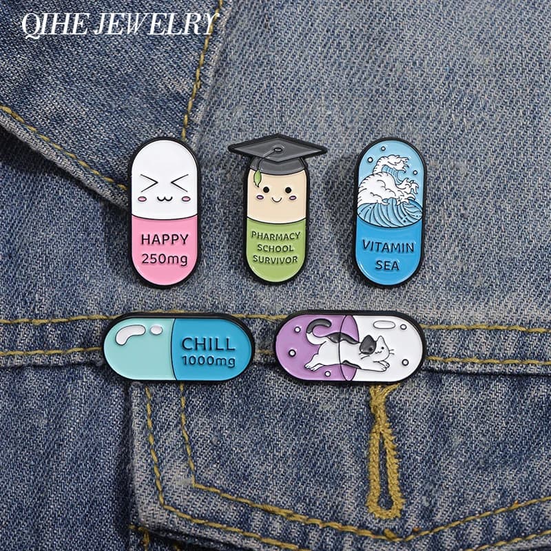 Happy Capsule Pillola Spilla Smaltata Pin Personalized Vitamina Mare Farmacia School Survivor Spilles Naked badges Jewelry Gift for friends