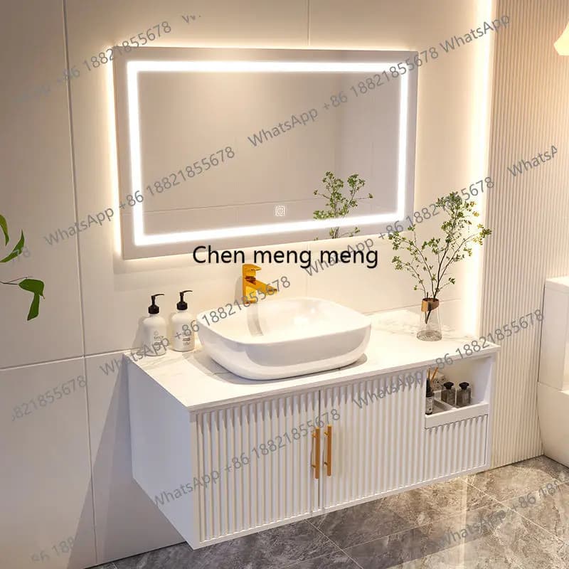 Combinazione mobile bagno piccolo e moderno con lavabo, lavabo da appoggio in lastra di roccia e specchiera intelligente