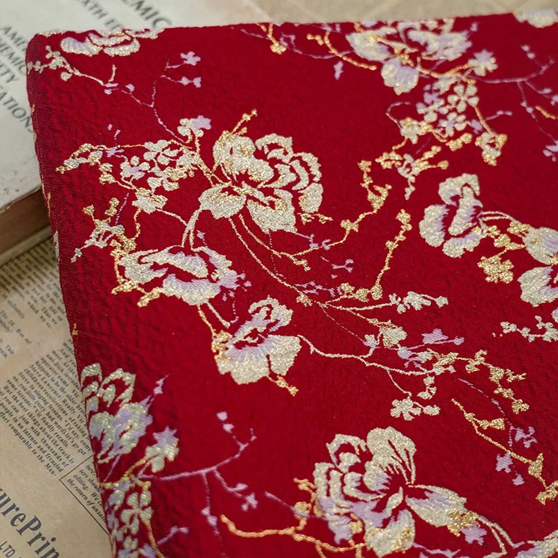 Tessuto jacquard di seta dorata con rilievo floreale Tessuto da cucito decorativo per gonna abito rosso brillante