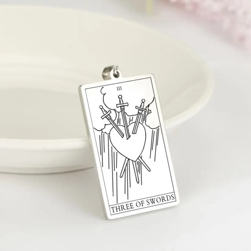 Dadapara il vestito delle spade ciondolo amuleto carta dei tarocchi per collana gioielli dorati in acciaio inossidabile accessori fai da te