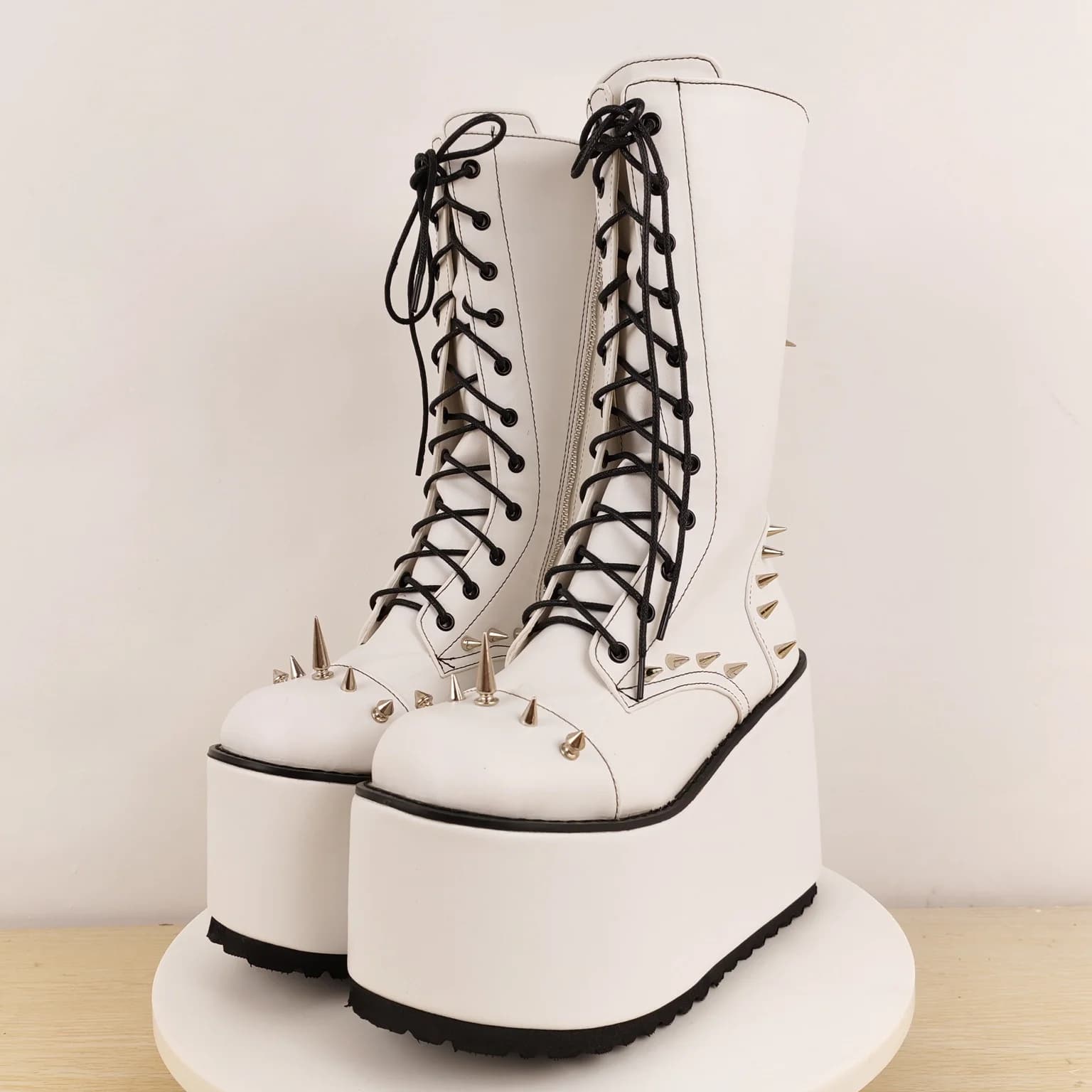 Zeppe Stivali lunghi con plateau e tacco alto per donna Rivetti in metallo Decorano stivali alti con lacci a fascia stretta in pelle bianca Nuovo