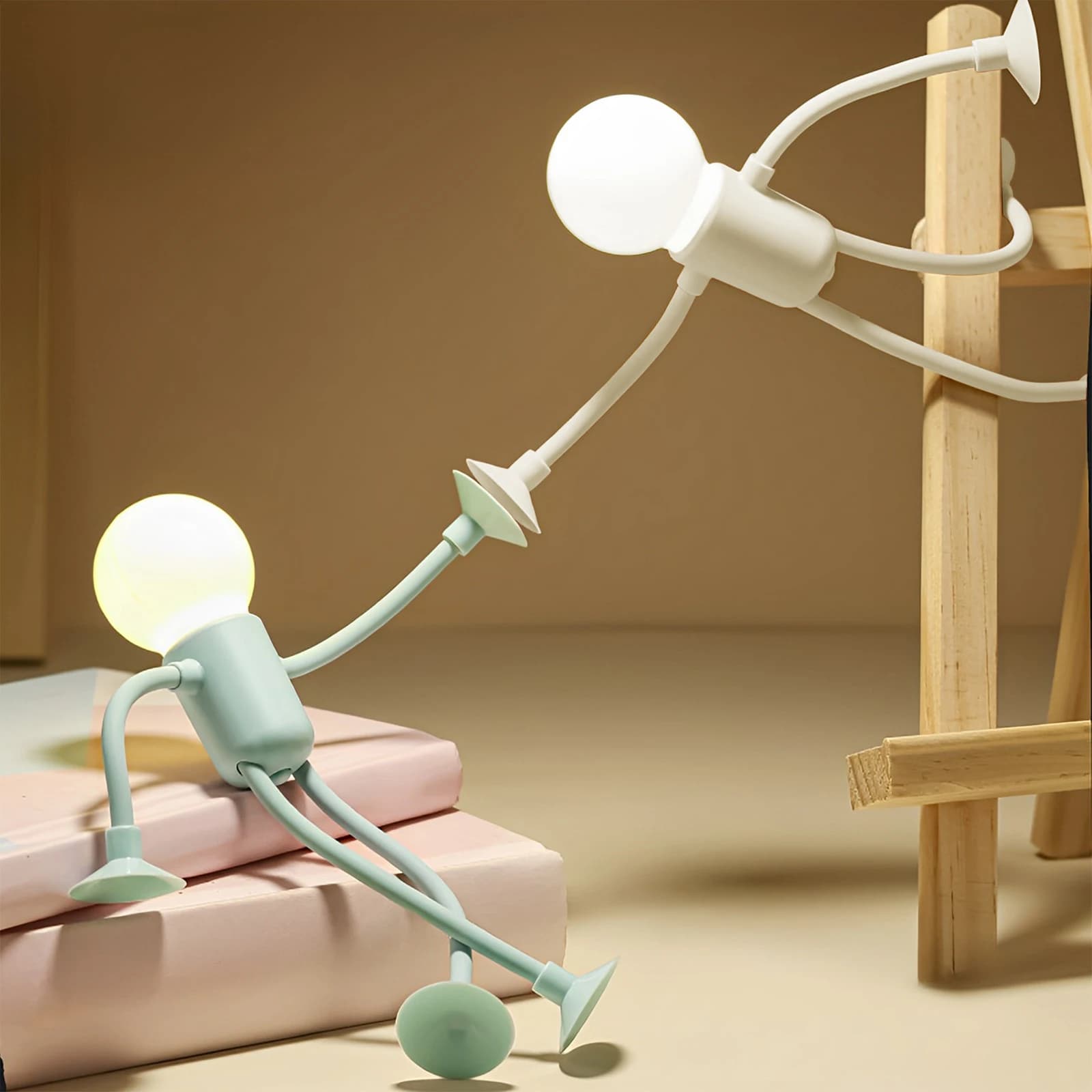Forma variabile Divertente Sportivo Luce notturna Lampada versatile Divertimento creativo Batteria a bottone eccentrica Lampada da scrivania Ornamento Aspirazione sottovuoto