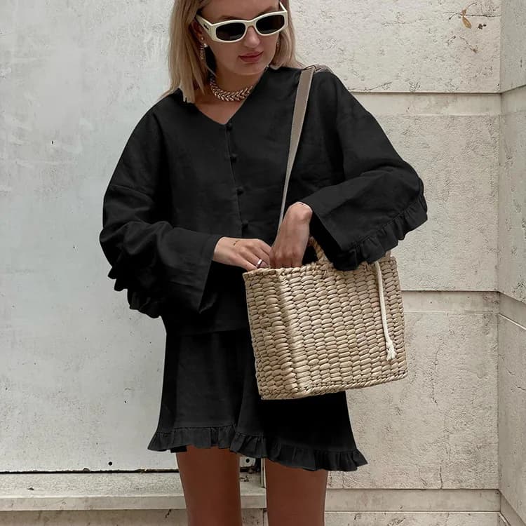 Completo Estivo da Donna in Misto Lino Bianco, Due Pezzi: Camicetta con Scollo a V e Bottoni e Pantaloncini con Orlo a Volant