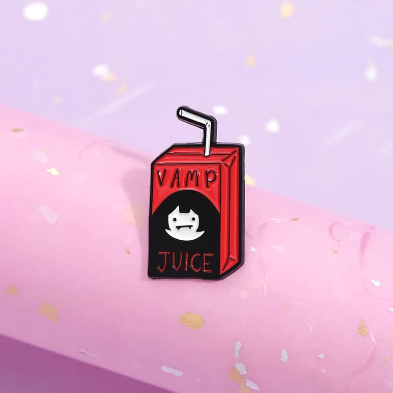 Cartoon Vamp Juice Drink Box Smalto Pin Avventura Animazione Collegato Spilla Risvolto Zaino Distintivo Gioielli Regali Per I Bambini Amici