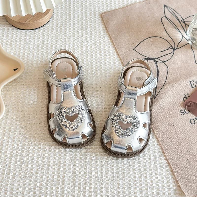 2026 Girls Leather Princess Sandals Closed Toe Heart Hollow Design Soft Sole Fashion Roman Sandals For Beach & Daily Wear
