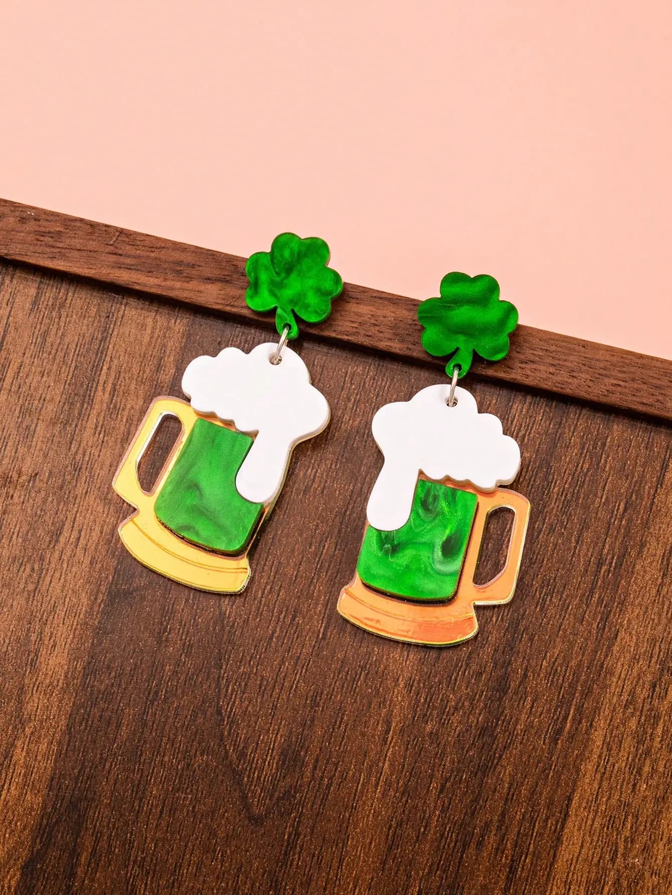 Orecchini a forma di boccale di birra per il giorno di San Patrizio con trifoglio in cima, accessorio gioiello festivo e casual per regali di festa (senza biglietto)