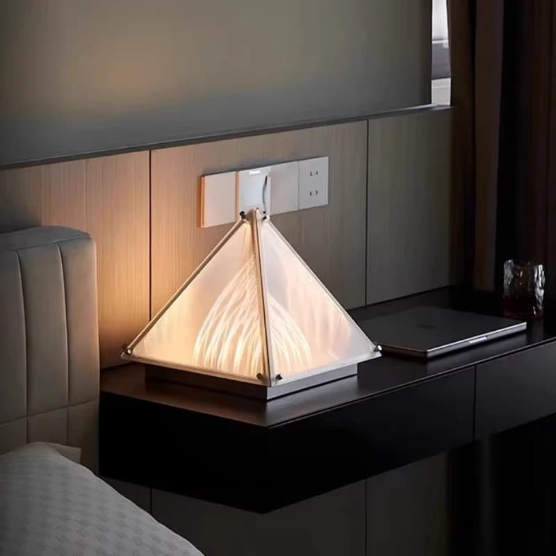 Lampada da Tavolo Chen Xingyu, Design Piramidale Artistico, Decorativa per Soggiorno, Ingresso, Camera da Letto, Luce Ambientale da Scrivania