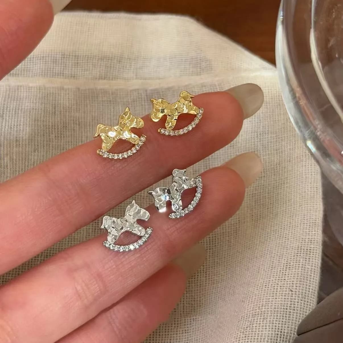 2 orecchini da donna in lega di rame Xiao Ma con tecnologia CNC, orecchini versatili di lusso leggero per il commuting, collana in argento con zirconi, catena minimalista per clavicola, gioielli eleganti da donna, collane alla moda per feste.