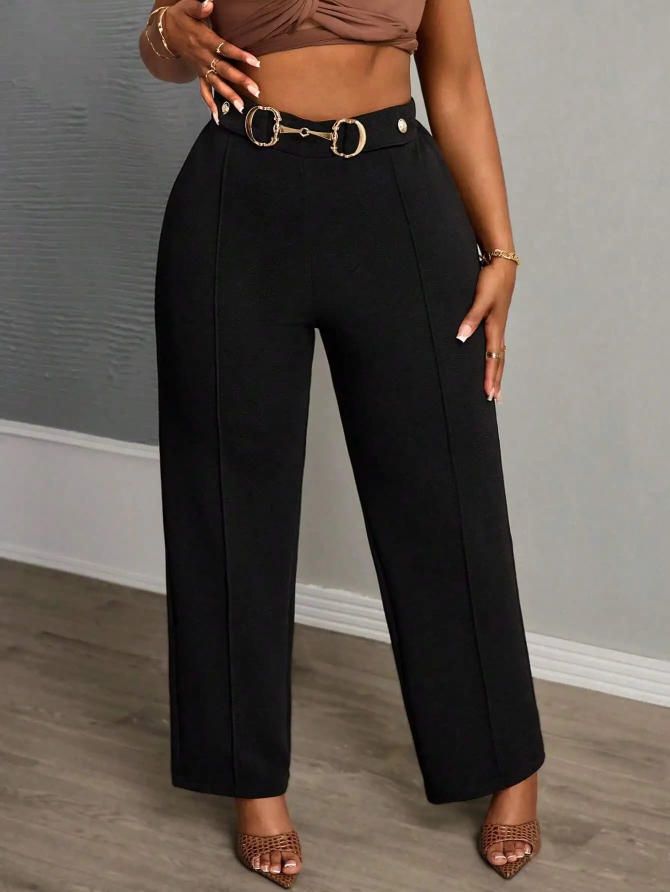 Eleganti pantaloni dritti a gamba larga neri con cintura con fibbia in metallo per donna