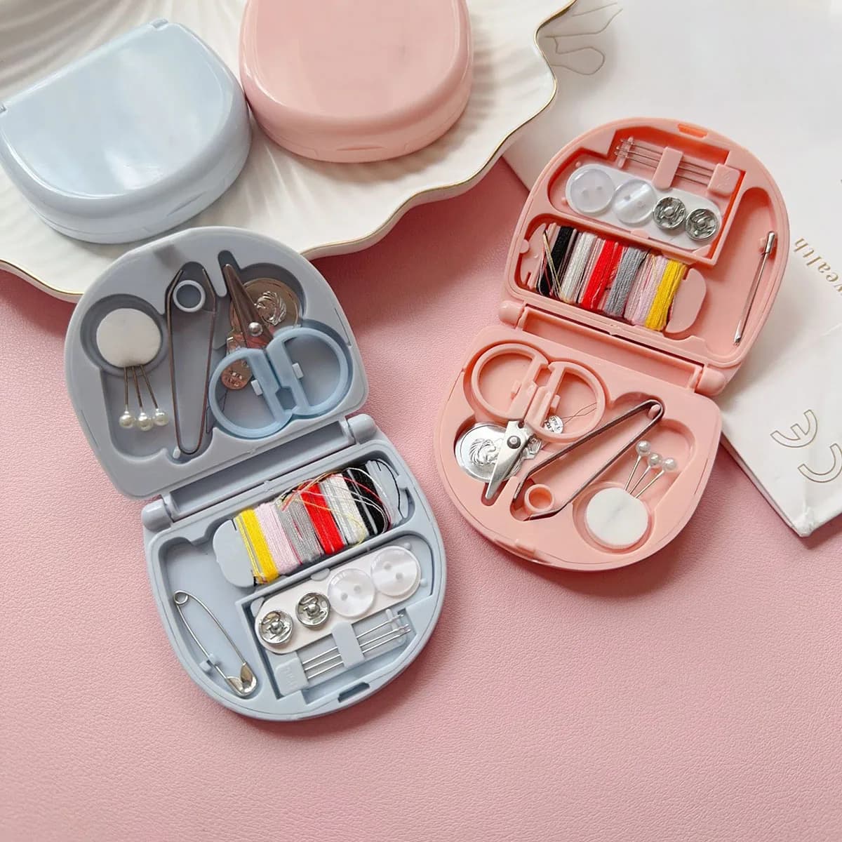 Mini kit per macchine da cucire manuali Strumento da cucito da viaggio portatile Forniture da cucito da viaggio con aghi e accessori per fili