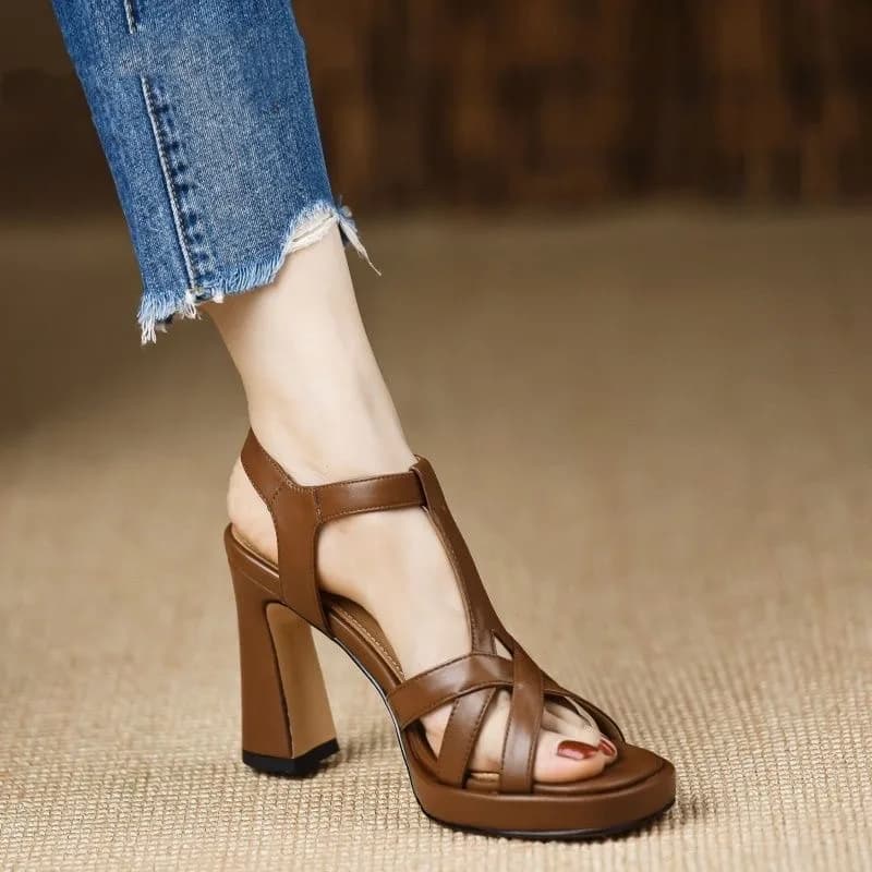 2025 Nuovi classici Scarpe con tacco alto Vendita calda Sandali da donna in pelle di pecora Scarpe con plateau eleganti da donna