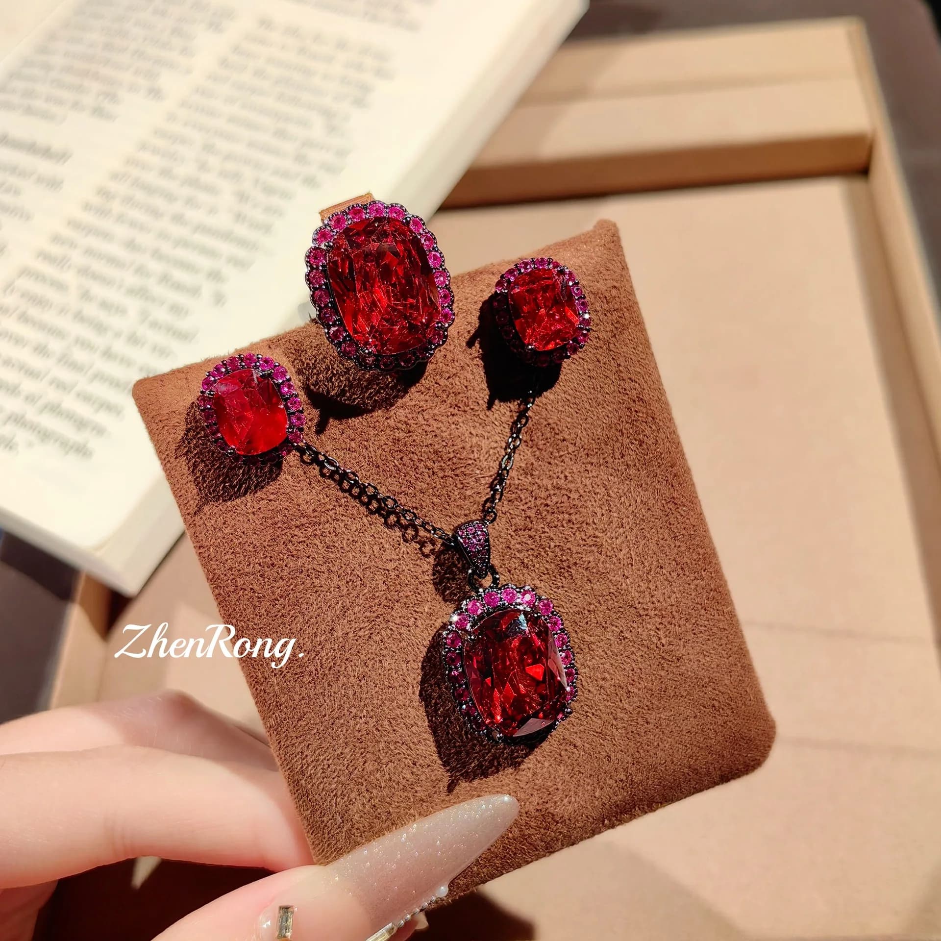 Collane con ciondolo orecchini ad anello con zirconi rossi di lusso leggeri per le donne Set di gioielli regalo per anniversario di fidanzamento con temperamento semplice