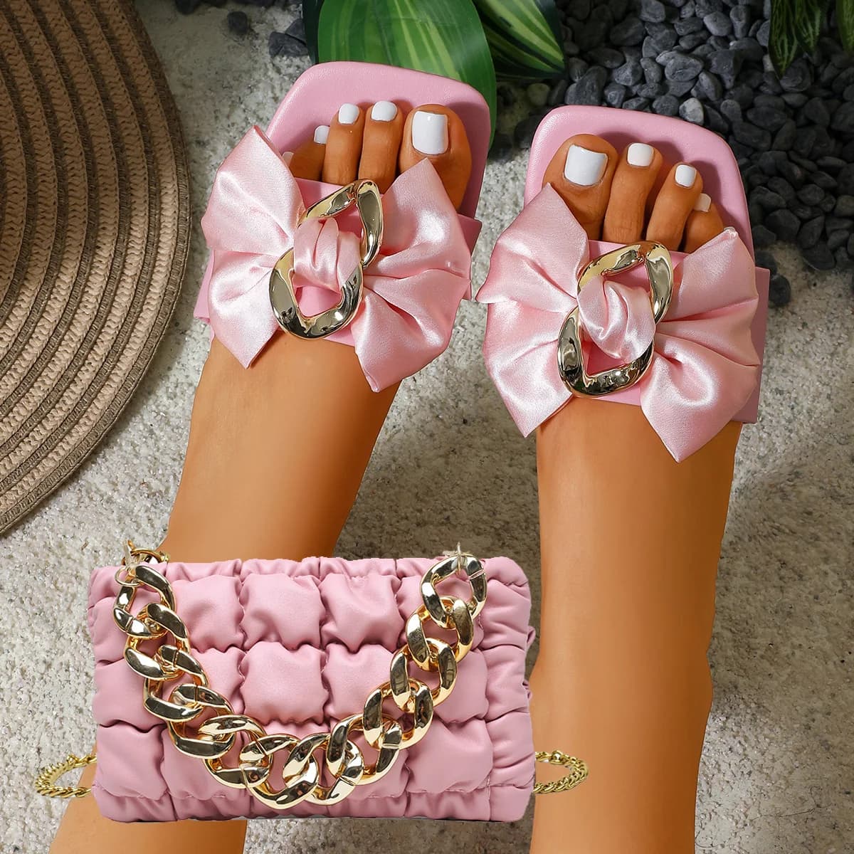 Vendita all'ingrosso di nuovi sandali piatti e borse da donna di design e set di borse con catena di metallo verde moda pantofole da spiaggia scarpe borsa abbinata