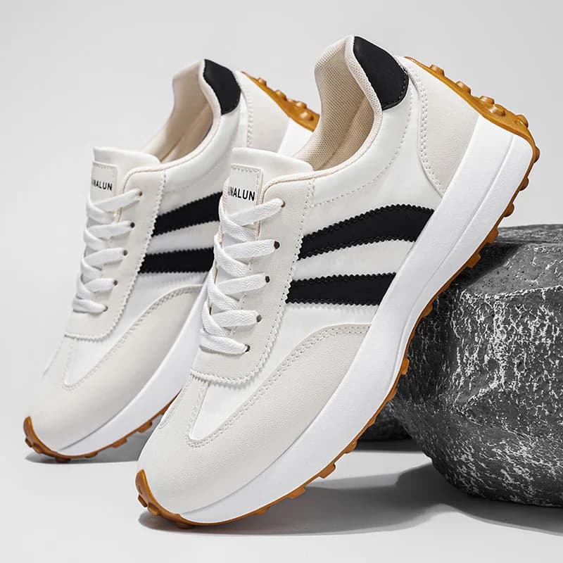 Un paio di scarpe sportive casual da uomo per la primavera. Design a righe sulla parte superiore. Ispessito, resistente all'usura e altamente antigraffio