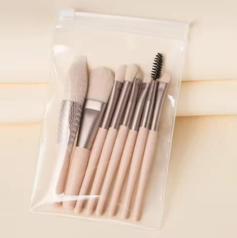 Set of brushes for cosmetics, umbrella, concealer, eyeliner, mascara and lip gloss. Nylon Makeup Brush Set
