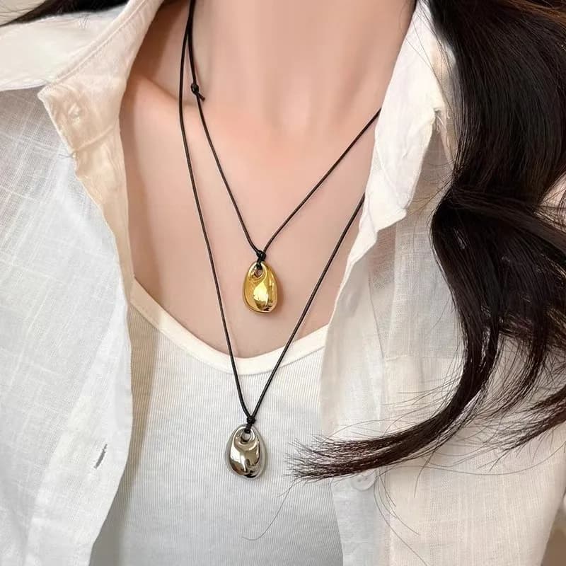 Collana Vintage con Ciondolo a Forma di Fagiolo in Metallo Punk Irregolare per Donne, Catena Lunga Regolabile in Pelle Nera