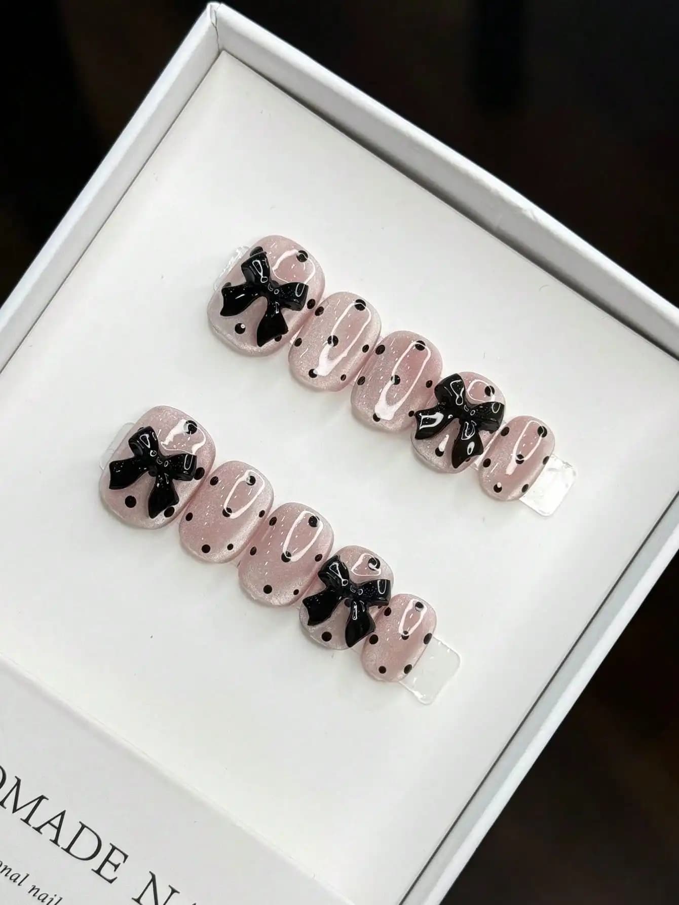 Unghie Finte Artigianali Riutilizzabili Corte e Rotonde con Fiocco 3D e Design a Pois Neri, Accessori per Nail Art, Unghie Press-On