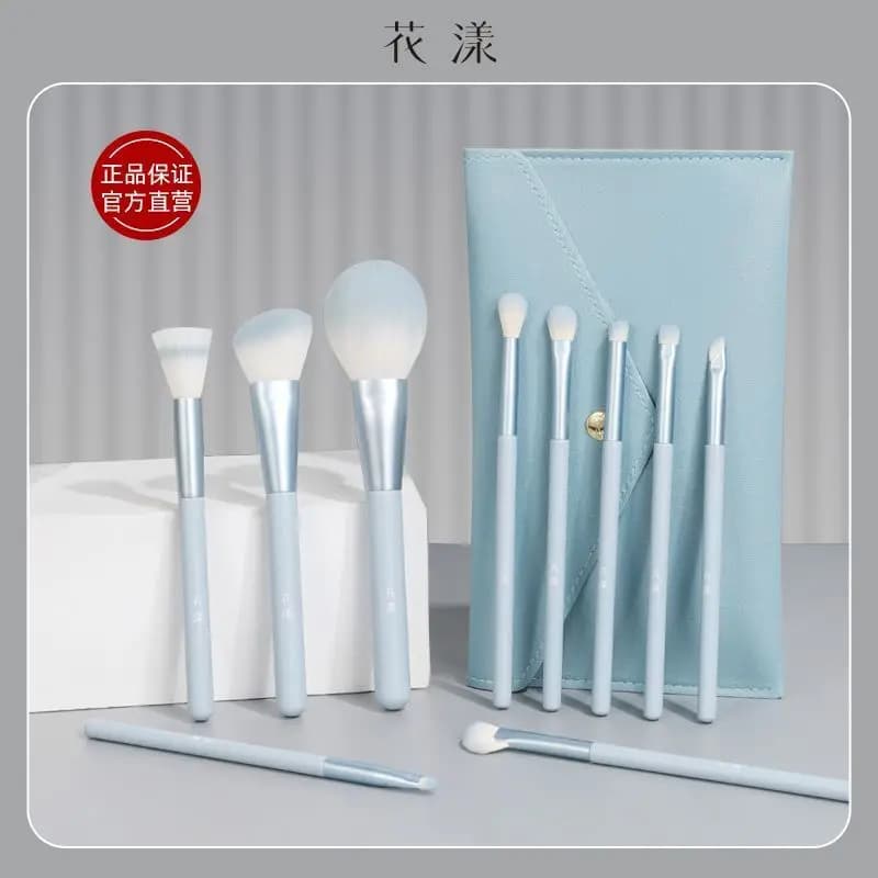 Un set completo di pennelli per trucco simili a fiori, setole super morbide, pennelli per ombretti punteggiati colorati e strumenti per il trucco