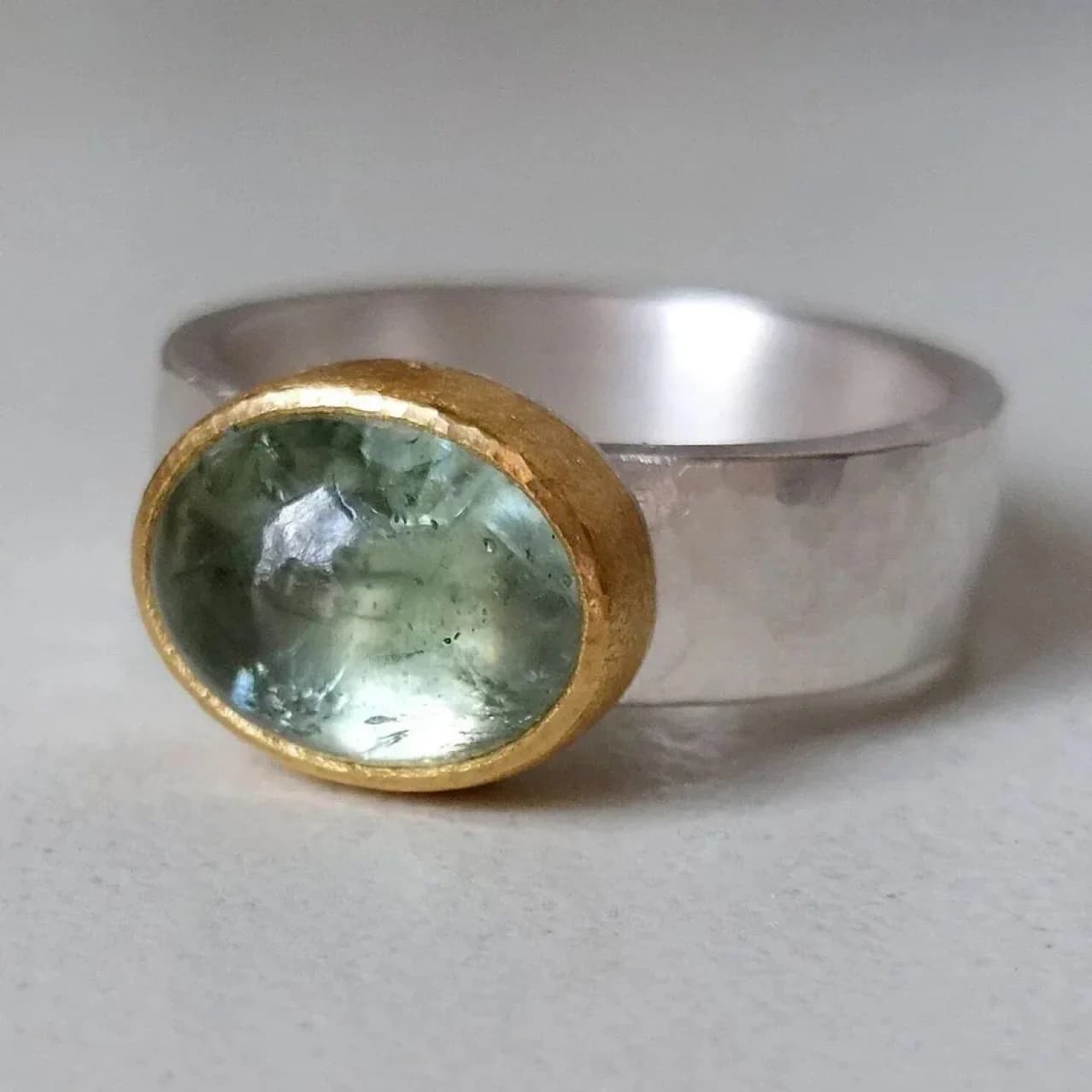 Vendita calda Luce Lusso Alto senso Tendenza moda Anello in vero oro placcato rame Anello semplice europeo e americano in pietra naturale