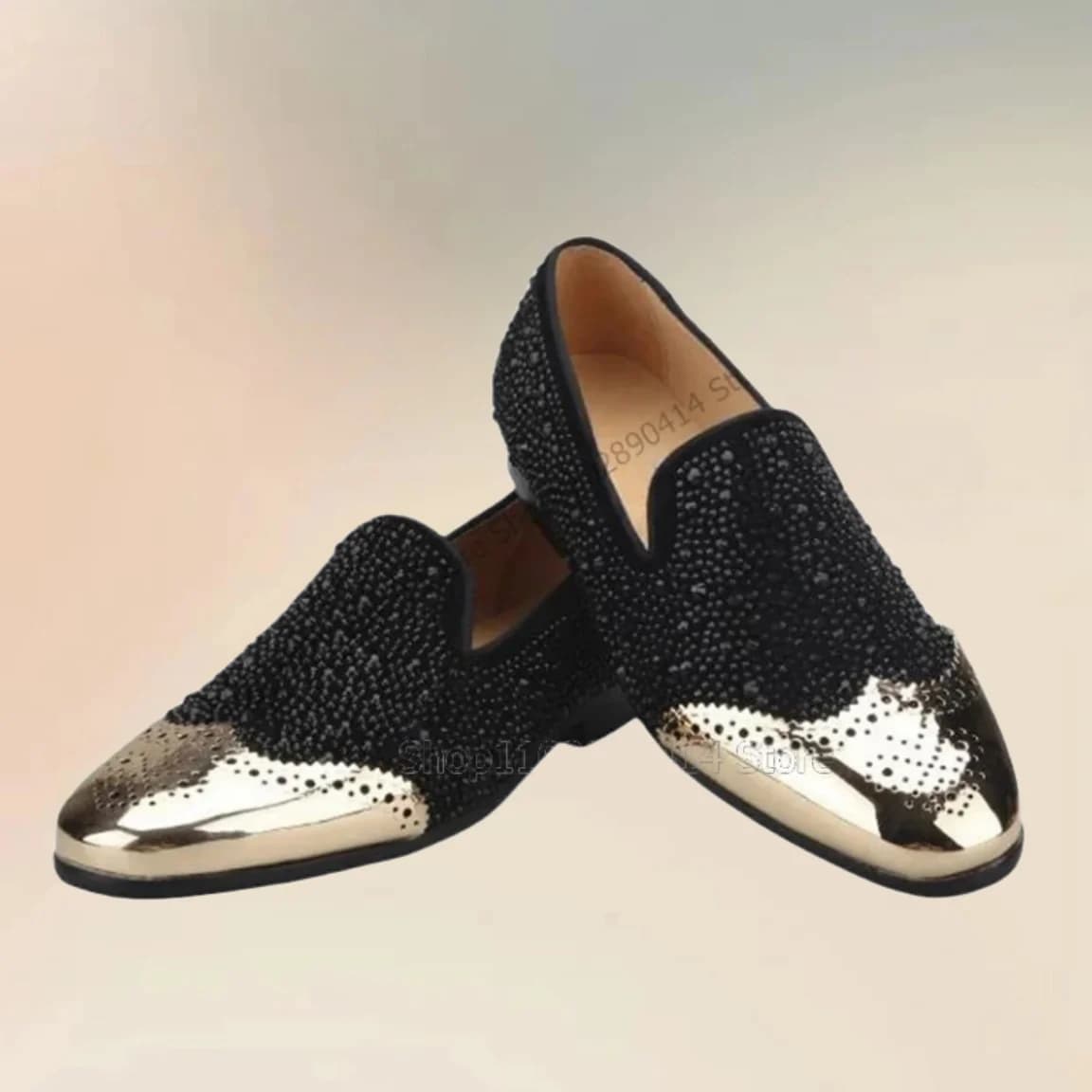 Rivetti neri Mocassini traspiranti a punta dorati Moda Slip On Scarpe da uomo Scarpe eleganti da uomo di lusso fatte a mano per banchetti per feste