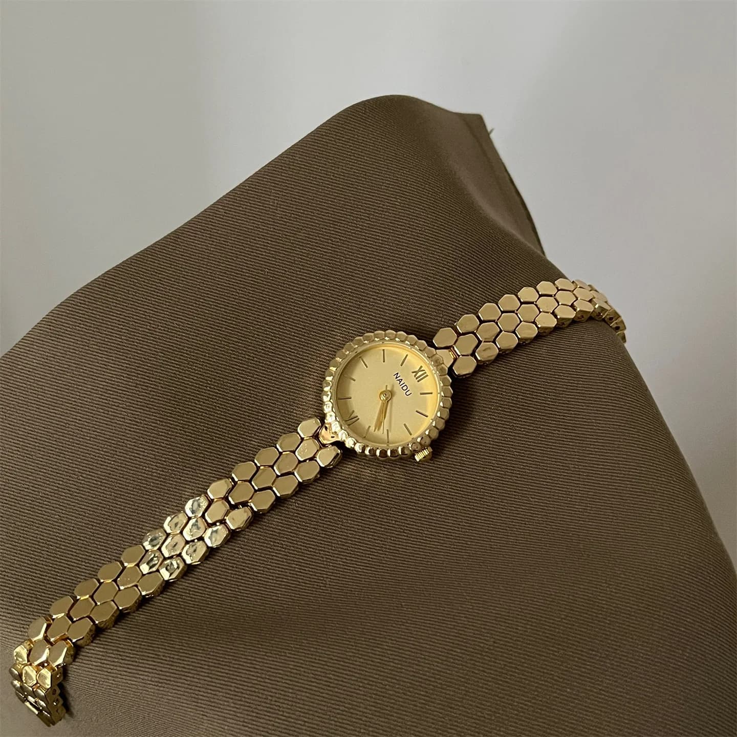Elegant and luxurious woman watch with gold bracelet, quartz watch, high-end wristwatch, dropshipping, Reloj Mujer, femme mountains