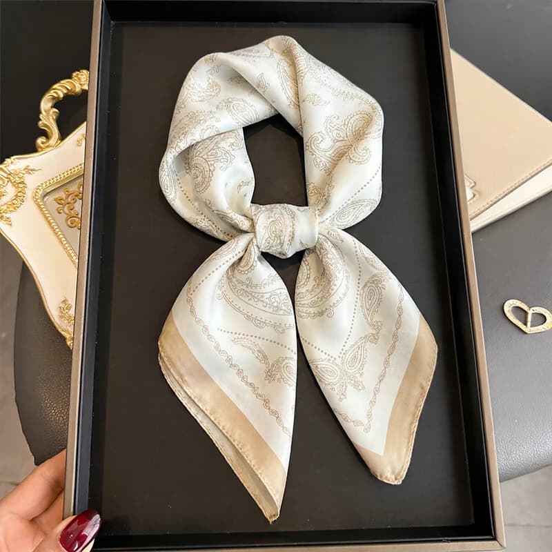 Foulard Quadrato Vintage Beige con Stampa Paisley in Raso di Seta, Bandana per Donna, Accessorio Estivo per Capelli e Collo, Protezione Solare per il Quotidiano