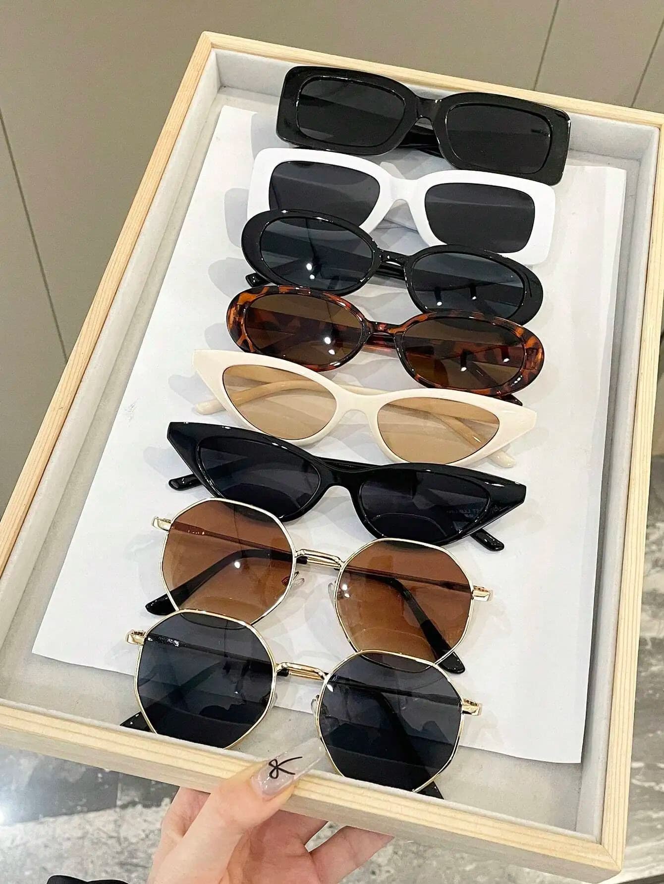 Set di 8 occhiali da sole geometrici da donna: montature quadrate, cat-eye, ovali e ottagonali