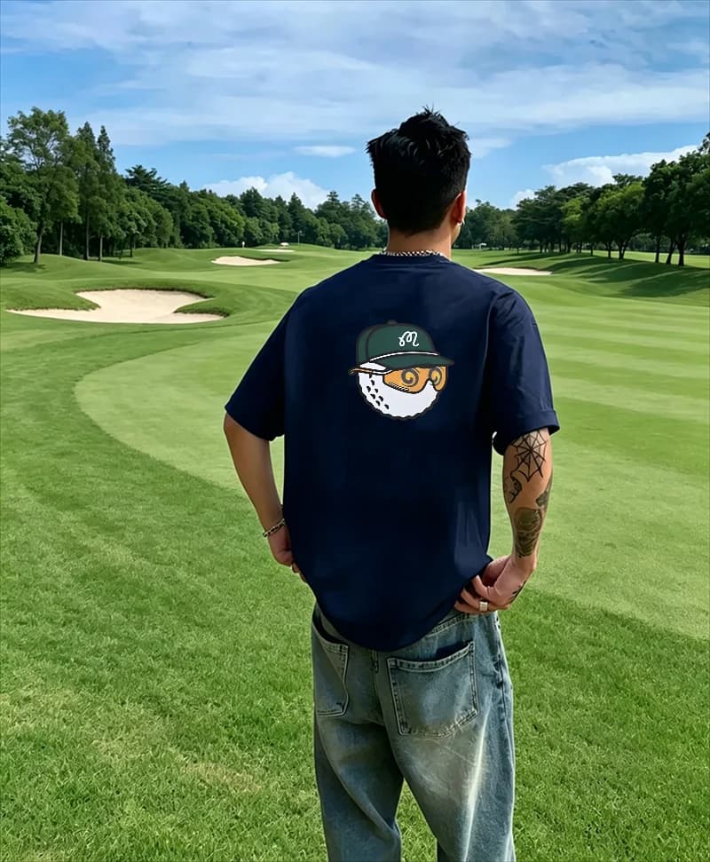 T-shirt da golf streetwear blu navy da uomo con grafica di palline da golf e cappellino