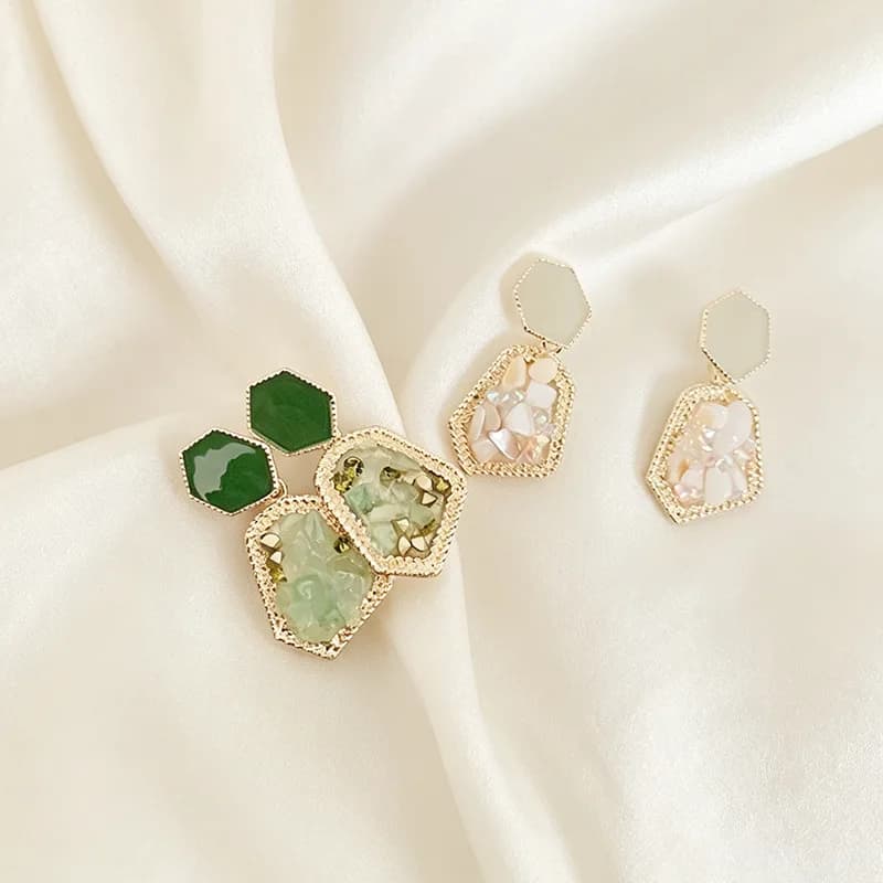 Women's French vintage spliced stud earrings, niche elegant high-end stylish earrings, light luxury unique distinctive ear jewelry accessories