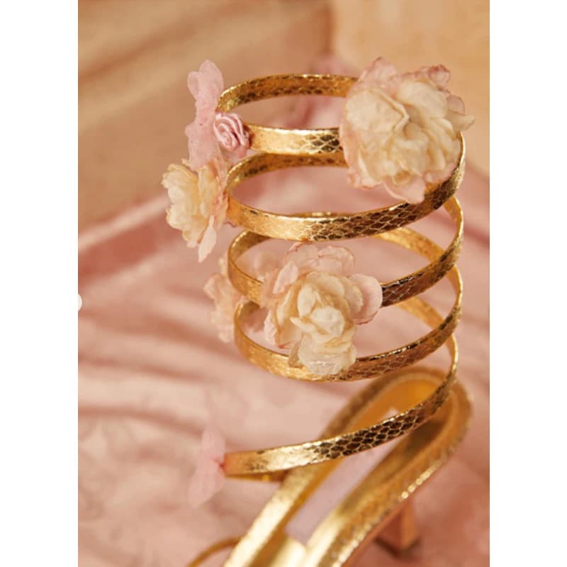 Sandali Donna con Tacco a Spillo e Punta Quadrata, Decorazione Floreale 3D Dorata, Cinturino alla Caviglia, per Matrimoni, Balli di Fine Anno e Abiti da Sera - Collezione Estate 2026