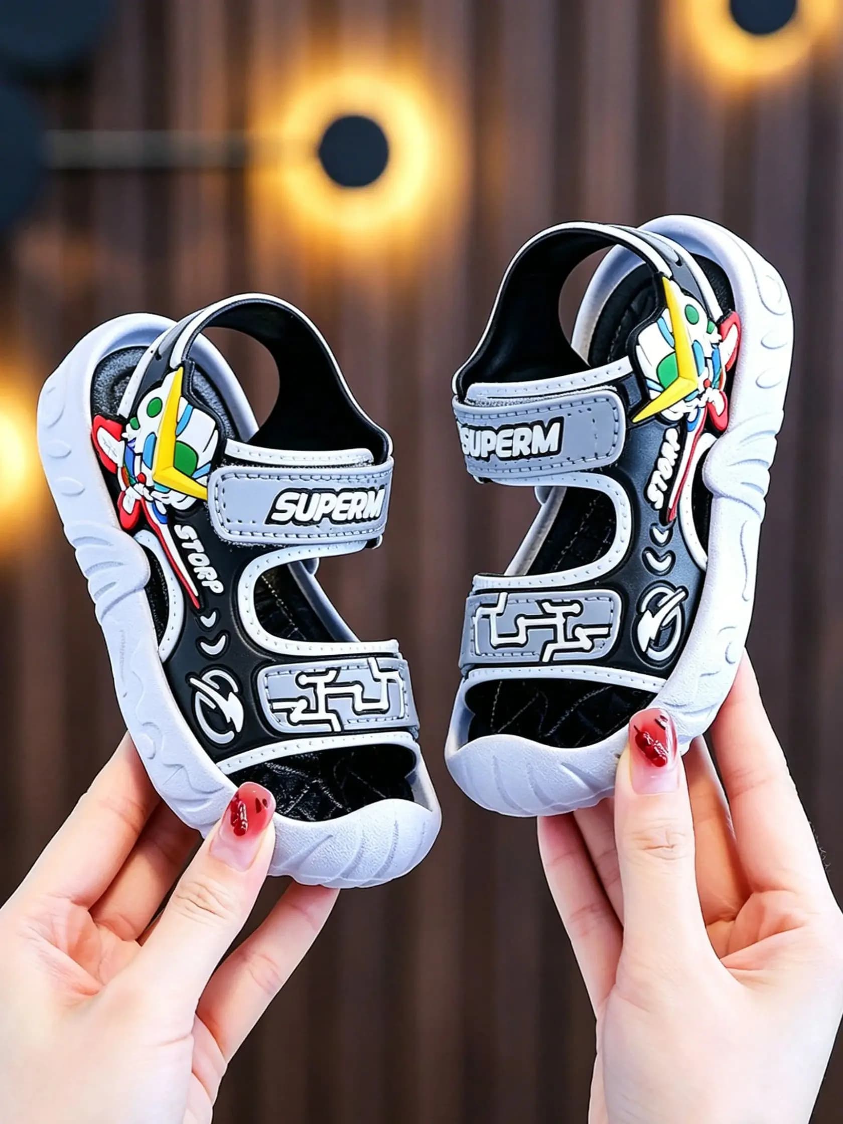 Sandali da ragazzo 2026 Nuovi estivi, stile Mecha, a punta chiusa, anti-collisione, morbidi, antiscivolo, scarpe da spiaggia per bambini, ciabatte sportive da ragazzo