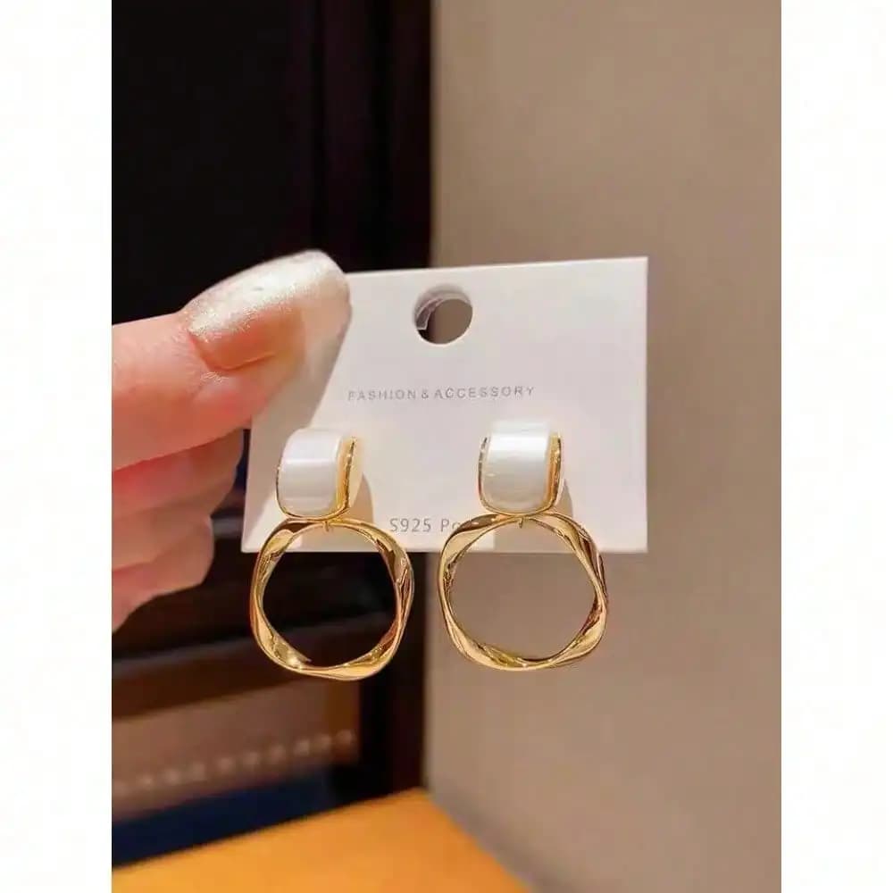 Orecchini a cerchio in metallo esagerati, di alta gamma, orecchini alla moda personalizzati, orecchini di lusso leggero versatili e di nicchia, da donna