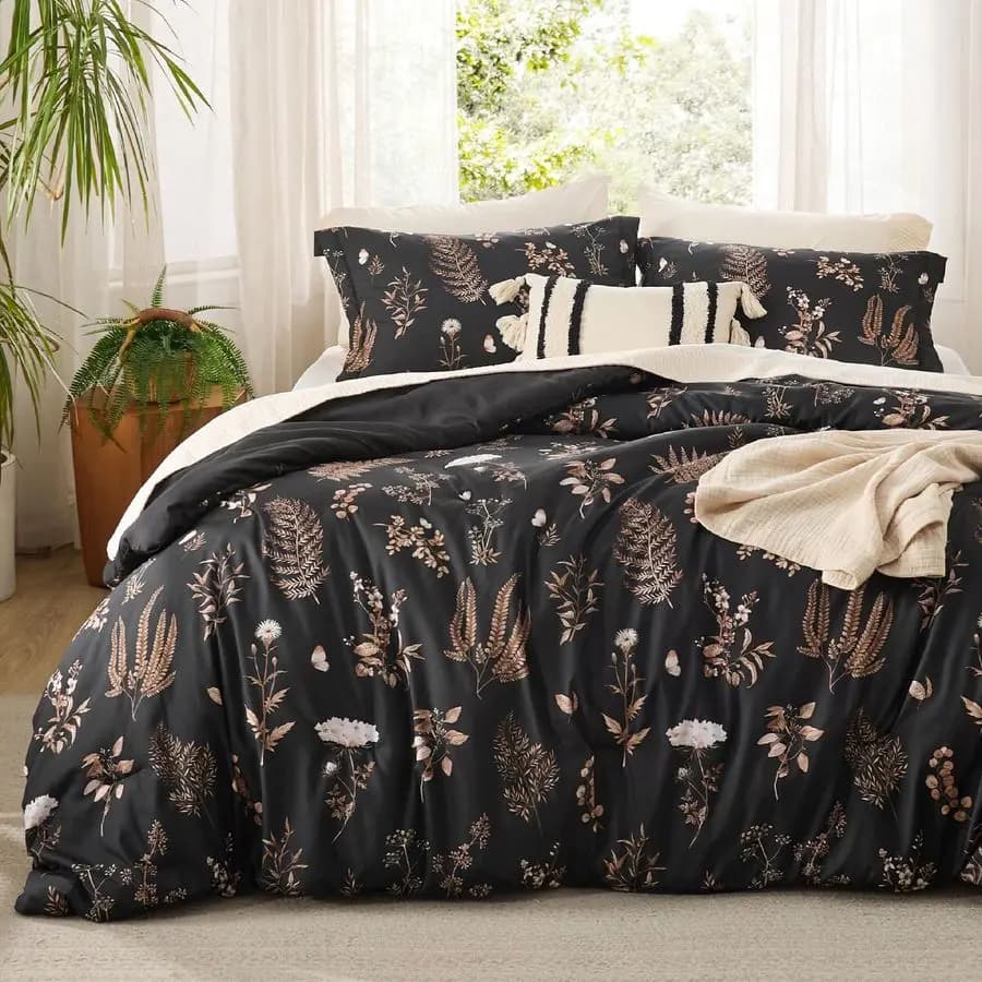 Set Queen Size Cover with Floral Patterns, 3 Pieces, 1 Soft Black Cover and 2 True