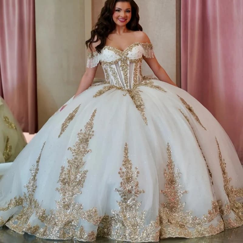 Abiti Quinceanera bianchi lucidi personalizzati con spalle scoperte Applique glitter dorati Tull Coda lunga Fiocco Vestido 15 Quinceanera