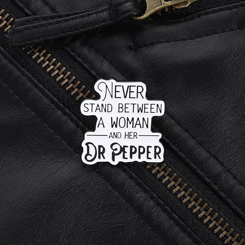 Dr Pepper Fan Pin Divertente Soda Lover Spilla Bevanda Umorismo Design per gli appassionati di cultura pop Decorazione dello zaino