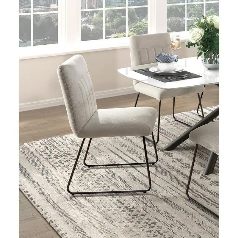 Set di 2 sedie laterali moderne imbottite in tessuto beige, gambe in metallo nero, mobili da pranzo casual, comodi ed eleganti