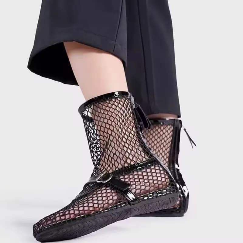 2025 Stivali in rete scavati europei e americani Nuove donne estive Stivaletti piatti con fibbia per cintura Moda femminile Scarpe fresche Sandali