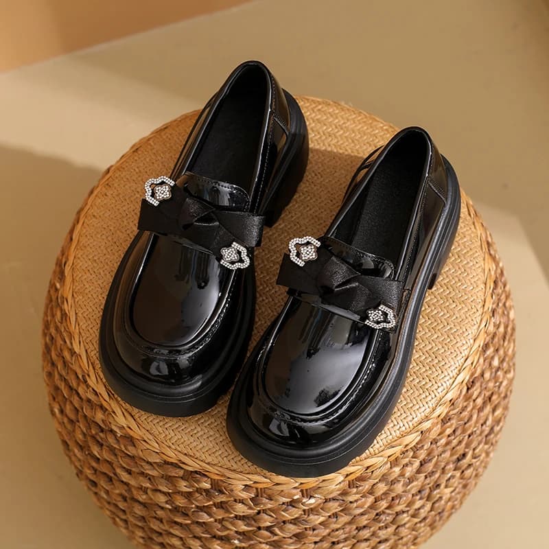 Mocassini con strass stile britannico 2026 Nuove scarpe piccole in pelle versatili primaverili e autunnali, appartamenti con suola spessa in pelle verniciata