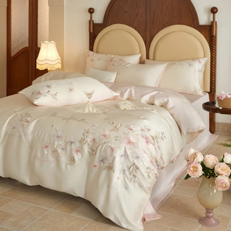 Set di Biancheria da Letto di Lusso con Ricami Floreali in Fibra di Eucalipto Lyocell, Copripiumino Morbido e Setoso, Lenzuolo Piatto/Con Angoli, Federe, 4 Pezzi