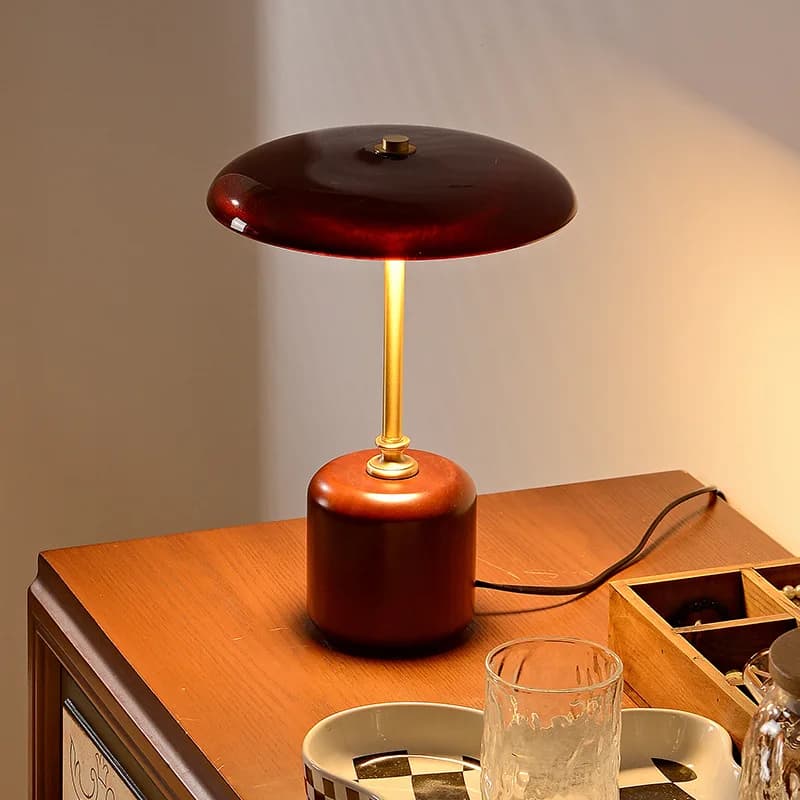 Lampada da scrivania medievale americana transfrontaliera luce di design di lusso soggiorno studio camera da letto lampada da comodino in ottone vetro