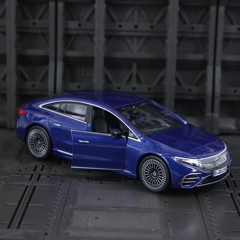 Modellino auto in lega Maisto 1:27 Mercedes Benz EQS, con porte apribili su entrambi i lati, adatto per collezionismo.