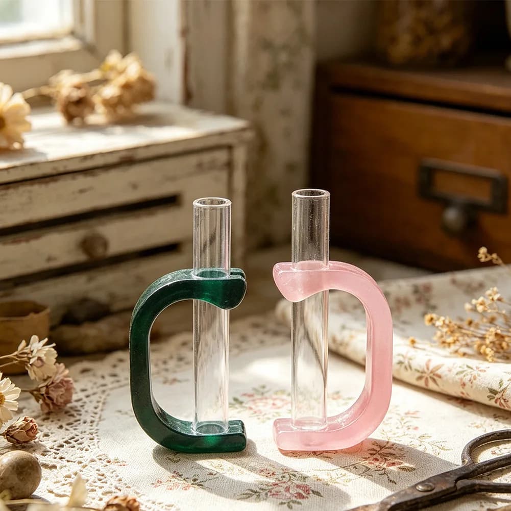 Dashboard-Mounted Air Vent Flower Vase with Leak-Controlled Hydration System for In-Car Floral Display and Scent Diffusion
