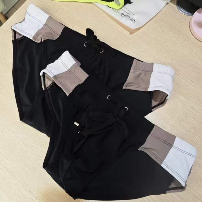 Slip da bagno da uomo 2026 con inserti laterali a contrasto, modello triangolare aderente, trendy, UXH332