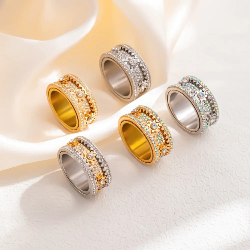 Anello Girevole Antistress con Ingranaggi, Anello Spinner in Acciaio Inossidabile con Zirconi Pave Completo, Gioiello Unisex Oro Argento per Alleviare lo Stress Quotidiano