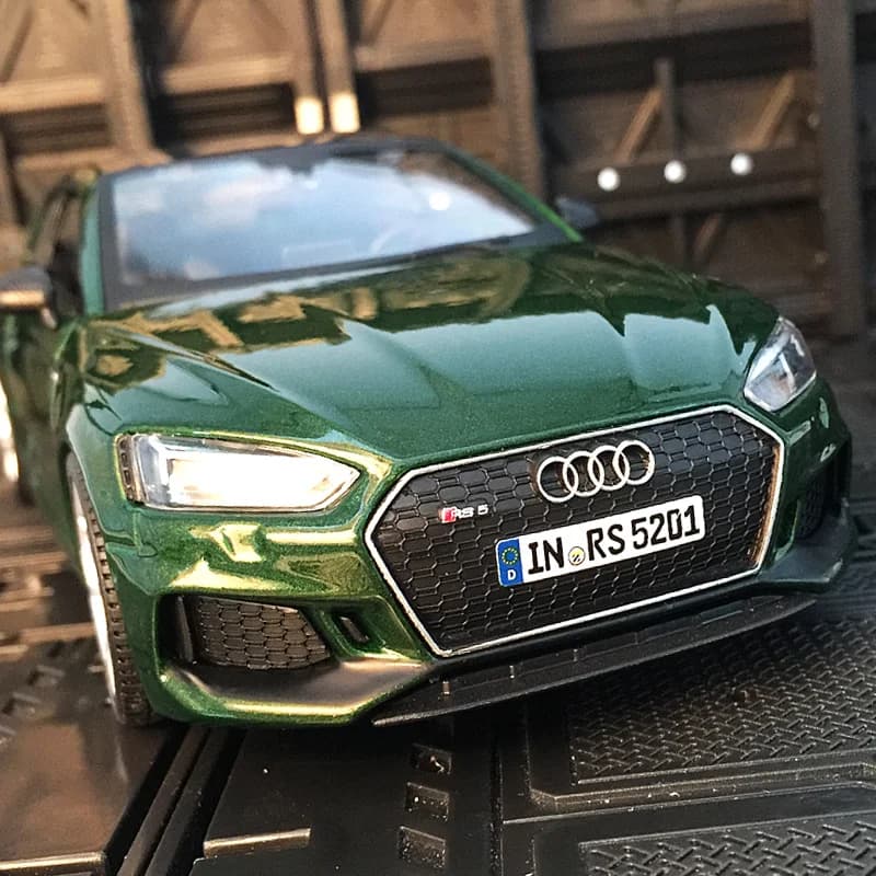 Modellino auto in lega Bburago 1:24 simulazione Audi RS5 Coupé, le portiere possono essere aperte, adatto per collezione e può essere regalato.