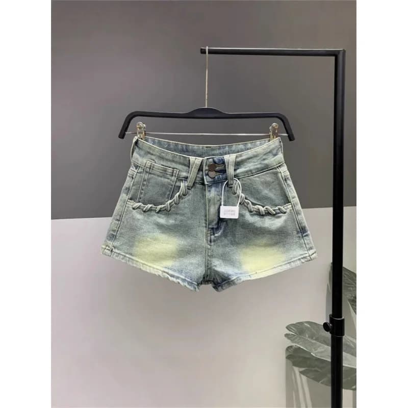 Shorts in denim slim fit stile estivo, lavati e effetto distressed, con decorazione tasche intrecciate, per donna, ispirati al sud-est asiatico.